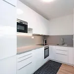 Danubius One - Spacious W Free Parking Апартаменты