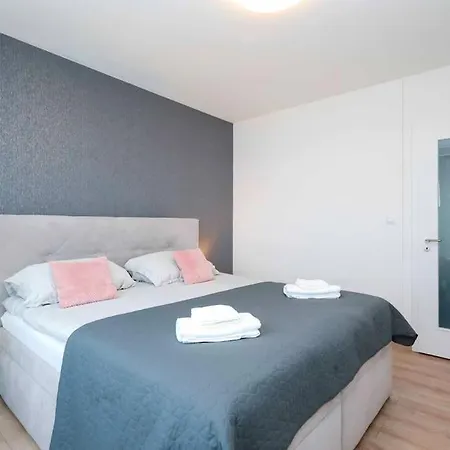 Danubius One - Spacious W Free Parking דירה